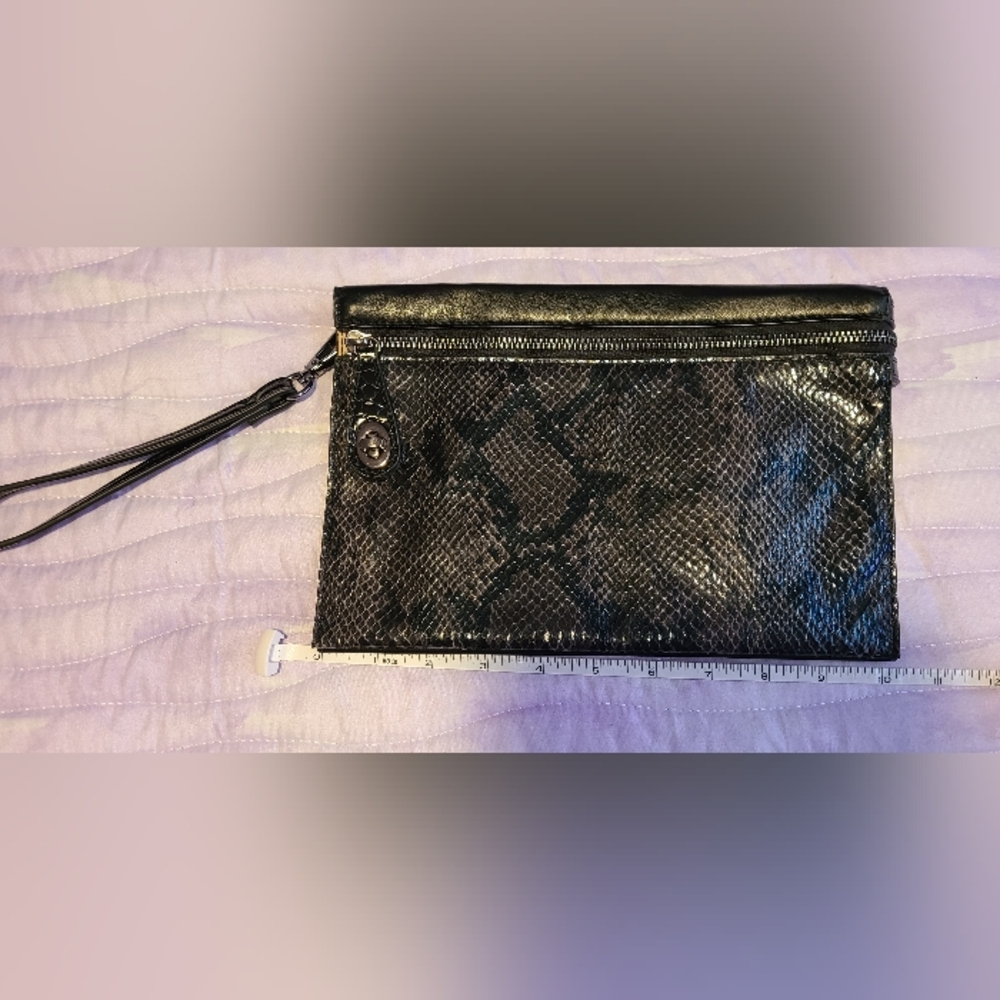EUC SONDRA ROBERTS squared wristlet